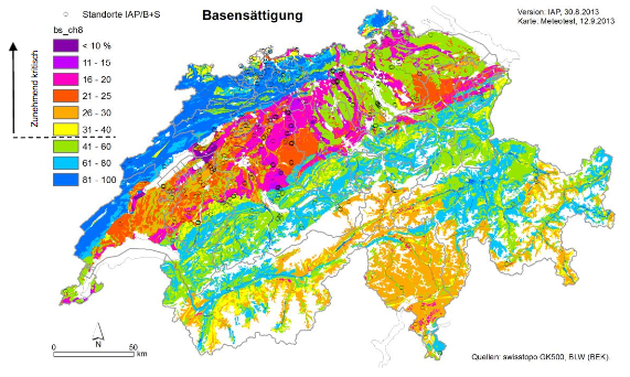 Basensättigung für Waldböden, 0-40 cm Tiefe. Liegt die Basensättigung im Boden unter 40% (in der Farblegende dargestellt mit gestrichelter Linie), so ist mit negativen Beeinträchtigungen für das Ökosystem Wald zu rechnen. Quelle: swisstopo GK500, BLW (BEK).