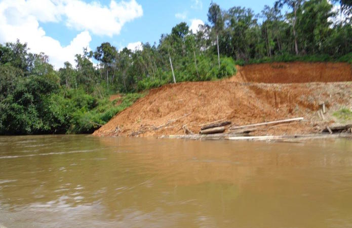 Strassenbau: Erde wird in den Fluss geschwemmt.