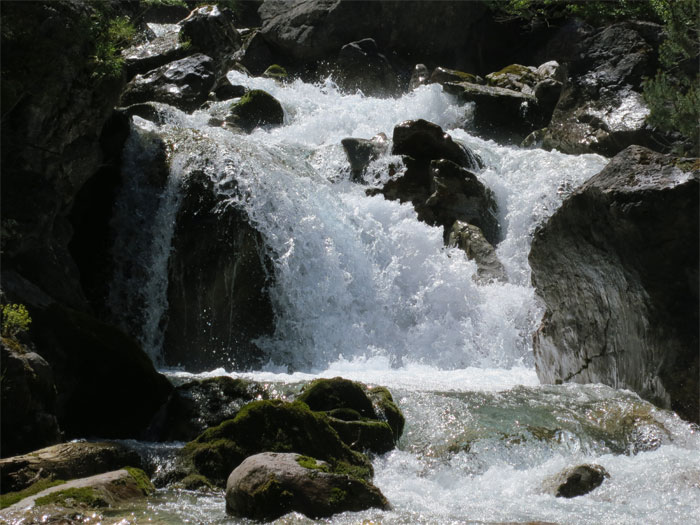 Sprudelndes Wasser in einem Bündner Wildbach
