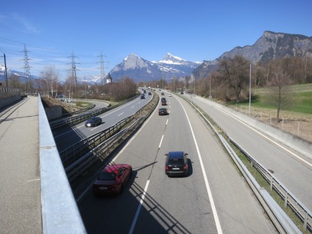 Autobahn bei der Autobhnraststätte Heidiland (Turm).