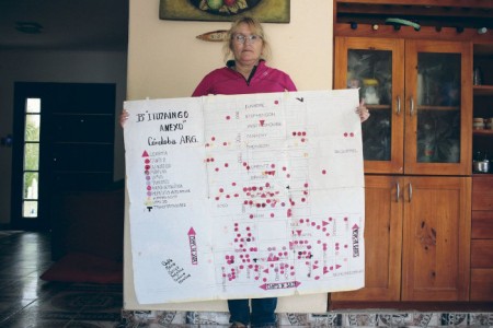 Auf dem Stadtplan, den Sofía Gatica hält, sind Krankheitsfälle mit roten Punkten markiert. Ursache sind wahrscheinlich die Herbizide der Agrarkonzerne. Foto: Sophia Boddenberg